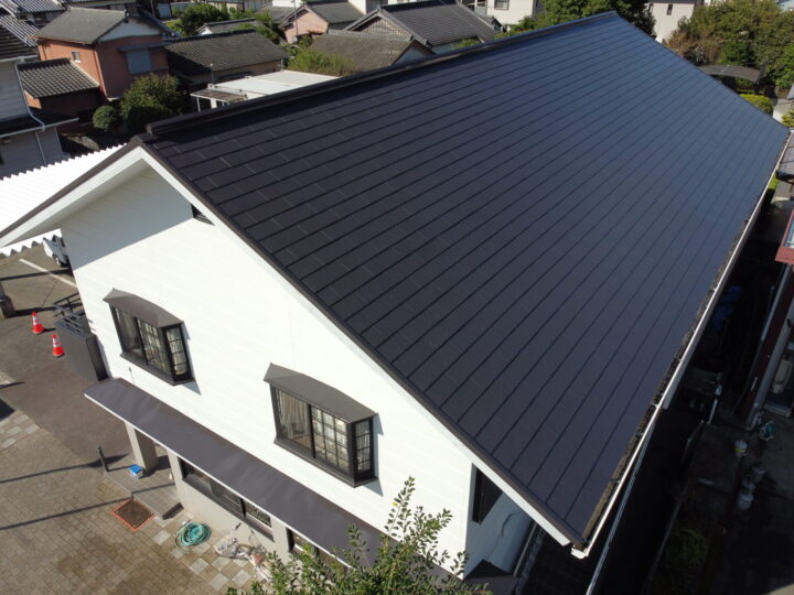 高知県 m様邸 屋根塗装工事　コロニアル屋根と折半屋根の塗装です。