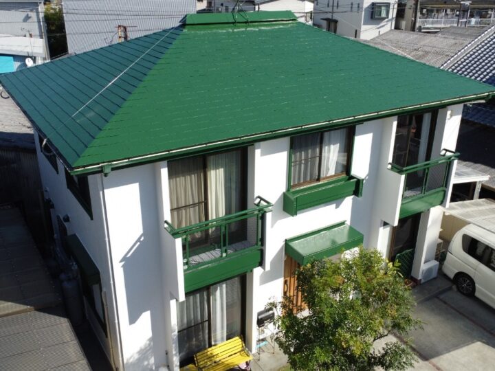 高知市神田 b様邸 屋根塗装 外壁塗装　緑色を鮮やかに生かすように外壁塗装しドアリモ工事も合わせて行いました。