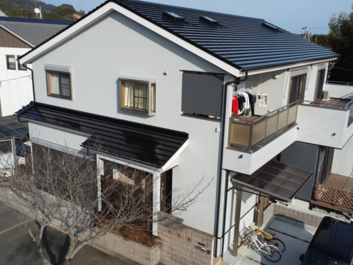 高知市春野町 k様邸 屋根塗装 外壁塗装工事　コケや汚れも超低汚染効果により低減します。