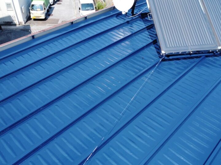 香南市 t様邸 屋根塗装工事　紫外線などで色褪せが始まった屋根が新築のように戻りました。