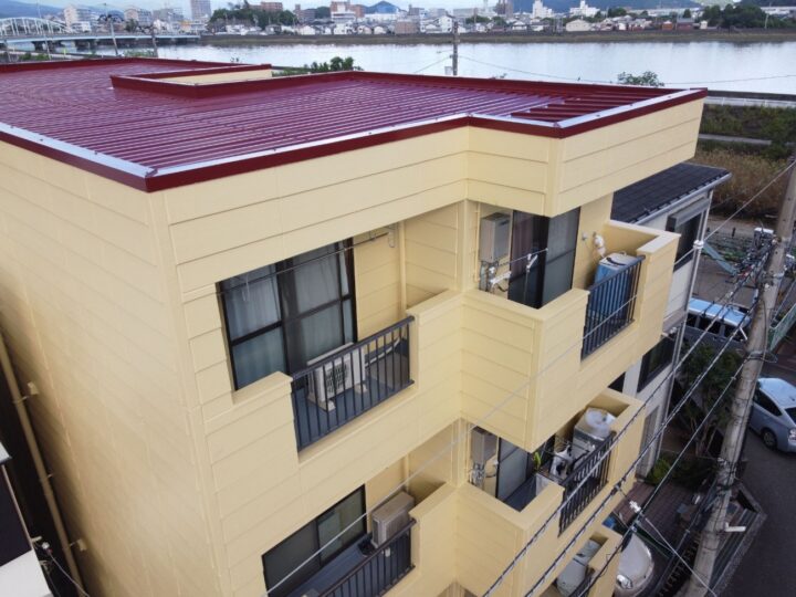 お好みの色でメンテナンスを　高知市青柳町 sアパート様 屋根塗装 外壁塗装工事