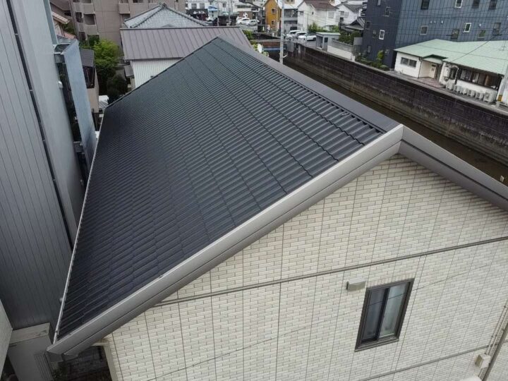 高知市 万々 a様邸 屋根塗装工事🏠　太陽光パネル設置住宅の屋根塗装｜高耐候仕様で長持ちする屋根へ！